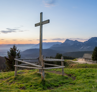 fileadmin/roha/images_galerie/Hintergrund-Download/2048x1152/SON-AU-STOISS-A-0001-0702-01-D-M-roha-Sonnenaufgang-Stoisser-Alm-Teisenberg.png