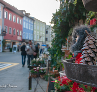 fileadmin/roha/images_galerie/orte_landschaft/Teisendorf/Teisendorf-Markt/TEI-MA-MARKT-0012-D-roha-Teisendorf-Marktstrasse-Markt-Andreasmarkt-Weihnachten-Adventkranz.png