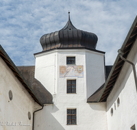 fileadmin/roha/images_galerie/Hintergrund-Download/1024x800/AN-HOE-KLOST-0088-D-MR-roha-Anger-Hoeglwoerth-Kloster-Innenhof-Turm.png