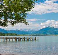 fileadmin/roha/images_galerie/orte_landschaft/Chiemsee/CHIE-STEG-CHIEM-0001-D-roha-Chiemsee-Chieming-Steg-Wasser-Berge-Wolkenhimmel.png