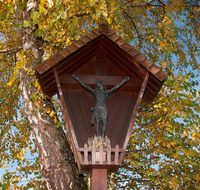 fileadmin/roha/images_galerie/kirche_religion/Teisendorf/KKKM-TEIS-RUECK-0055-4-D-roha-Wegkreuz-Teisendorf-Rueckstetten-Hof-Herbst-Birke.png