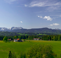 fileadmin/roha/images_galerie/orte_landschaft/Teisendorf/Neukirchen/LANDS-NEUK-PAN-0001-D-roha-Landschaft-Neukirchen-Panorama-Chiemgau-Berge.png