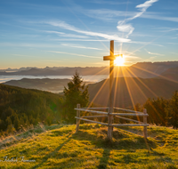 fileadmin/roha/images_galerie/stimmung-Sonne/Sonnenaufgang/SON-AU-STOISS-A-0003-0803-01-D-roha-Sonnenaufgang-Stoisser-Alm-Teisenberg.png