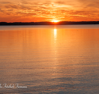 fileadmin/roha/images_galerie/stimmung-Sonne/Sonnenuntergang/SON-UN-CHIEM-0043-D-roha-Sonne-Sonnenuntergang-Chiemsee-Chieming-Wasser.png