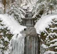 fileadmin/roha/images_galerie/wasser/WAS-WILDB-HOEGLW-0006-8-D-roha-Wasser-Bach-Hoeglwoerth-Winter-Schnee-Eiszapfen.png