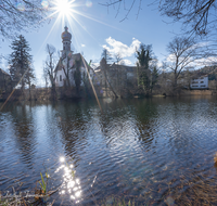 fileadmin/roha/images_galerie/orte_landschaft/Anger/Hoeglwoerth/AN-HOE-0054-15-01-D-roha-Anger-Hoeglwoerth-See-Wasser-Fruehling-Kirchturm.png