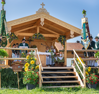 fileadmin/roha/images_galerie/orte_landschaft/Teisendorf/Neukirchen/Trachtenfest-Neukirchen-2019/BR-FEST-NEUK-TRACH-2019-08-11-1013-D-roha-Brauchtum-Fest-Neukirchen-Trachtenverein-Altar.png