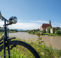 fileadmin/roha/images_galerie/orte_landschaft/Laufen/LAUF-SALZ-RAD-0003-D-roha-Laufen-Salzach-Rad-Stiftskirche.png