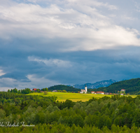 fileadmin/roha/images_galerie/orte_landschaft/Ainring/AINR-UL-0012-5-D-roha-Ainring-Ulrichshoegl-Johannishoegl-Gewitter-Wolke.png