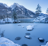 fileadmin/roha/images_galerie/orte_landschaft/Berchtesgaden/Ramsau/BGD-RA-HI-WI-0003-D-roha-Berchtesgaden-Ramsau-Hintersee-Winter-Blaueis-Hochkalter.png