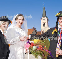 fileadmin/roha/images_galerie/brauchtum/Fasching/Faschingshochzeit/BR-FASCHI-HOCHZ-0004-D-roha-Brauchtum-Fasching-Hochzeit-Brautpaar-Hochzeitslader.jpg