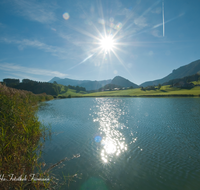 fileadmin/roha/images_galerie/orte_landschaft/Ruhpolding/RUH-FROSCHS-0002-D-roha-Ruhpolding-Froschsee-Sonnenaufgang-Wasser-Stimmung.png