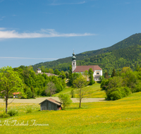 fileadmin/roha/images_galerie/orte_landschaft/Ruhpolding/RUH-ORT-0009-D-roha-Ruhpolding-Kirche-St-Georg-Blumenwiese.png