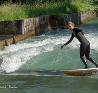 fileadmin/roha/images_galerie/orte_landschaft/Salzburg/Almkanal/SA-B-ALMK-WEL-2017-0005-D-roha-Salzburg-Almkanal-Wasser-Kanal-Welle-Surferin.png