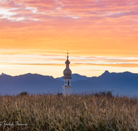 fileadmin/roha/images_galerie/orte_landschaft/Saaldorf/SAAL-SON-AU-0001-0721-D-roha-Saaldorf-Sonnenaufgang-Kirche-St-Martin.png