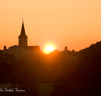 fileadmin/roha/images_galerie/orte_landschaft/Teisendorf/TEI-SU-0014-D-roha-Teisendorf-Sonnenuntergang-Kirche.png