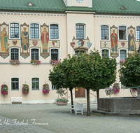 fileadmin/roha/images_galerie/orte_landschaft/Bad_Reichenhall/BAD-REI-RATH-0013-D-roha-Bad-Reichenhall-Rathaus-Platz-Fussgaengerzone-Brunnen.png