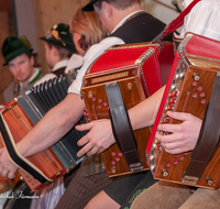 fileadmin/roha/images_galerie/orte_landschaft/Piding/Piding-Feste-Theater-usw/PID-FRUEHJ-2016-2306-01-D-roha-Piding-Fruehjahrssingen-Altwirt-Ziachgruppe.png