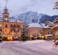 fileadmin/roha/images_galerie/brauchtum/Weihnachten/Christkindlmarkt-Bad-Reichenhall/BAD-REI-CHRIST-0044-D-roha-Bad-Reichenhall-Christkindlmarkt-Weihnachten-Rathaus-Schnee-Winter.png