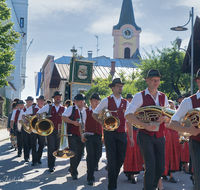 fileadmin/roha/images_galerie/orte_landschaft/Teisendorf/Gaufest-GauverbandI-Freitag14.-Sonntag23.Juli2023/BR-GAUFEST-TEIS-2023-2-1753-1-D-M-roha-Tracht-Gaufest-Teisendorf-Totengedenken.png