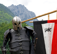 fileadmin/roha/images_galerie/brauchtum/Ritter-Mittelalter/BR-MITTELALT-PID-0020-D-roha-Brauchtum-Mittelalterfest-Piding-Schloss-Staufeneck-Ritter-Ruestung.png