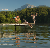 fileadmin/roha/images_galerie/orte_landschaft/Anger/Hoeglwoerth/SPO-BAD-ANG-HOEG-0006-D-roha-Sport-Wasser-Baden-Anger-Hoeglwoerth-See-Hochstaufen.png