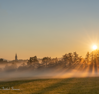 fileadmin/roha/images_galerie/orte_landschaft/Teisendorf/TEI-SA-0003-0654-02-D-M-roha-Teisendorf-Sonnenaufgang-Kirche.png