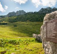 fileadmin/roha/images_galerie/orte_landschaft/Aschau/ASCHAU-KAMP-TAF-0001-D-roha-Aschau-Kampenwand-Spruch-Tafel-Gipfelkreuz.png