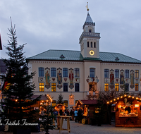 fileadmin/roha/images_galerie/brauchtum/Weihnachten/Christkindlmarkt-Bad-Reichenhall/BAD-REI-CHRIST-0005-D-A-roha-Bad-Reichenhall-Rathaus-Platz-Christkindlmarkt.png