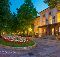 fileadmin/roha/images_galerie/orte_landschaft/Bad_Reichenhall/BAD-REI-FUSSG-0012-D-roha-Bad-Reichenhall-Fussgaengerzone-Fassade-Kurmittelhaus-Blumen-Rabatte.png