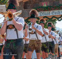 fileadmin/roha/images_galerie/orte_landschaft/Anger/Anger-Trachten-Musik-Fest/BR-FEST-ANG-MUS-TRACH-2018-08-19-1212-06-D-roha-Brauchtum-Fest-Anger-Trachtenverein-Musikkapelle-Festzug.png