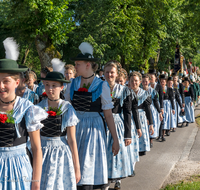 fileadmin/roha/images_galerie/orte_landschaft/Teisendorf/Gaufest-GauverbandI-Freitag14.-Sonntag23.Juli2023/BR-GAUFEST-TEIS-2023-2-1747-2-D-roha-Tracht-Gaufest-Teisendorf-Totengedenken.png