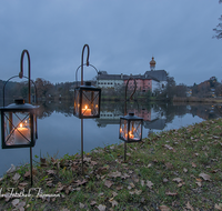 fileadmin/roha/images_galerie/brauchtum/Weihnachten-Laternenzauber-Anger/BR-WEIH-HOE-LA-2016-11-26-1614-01-D-roha-Brauchtum-Weihnachten-Hoeglwoerth-See-Anger-Laternenzauber.png