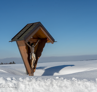 fileadmin/roha/images_galerie/kirche_religion/Neukirchen/KKKM-NEUK-SCHWARZ-0001-01-D-roha-Wegkreuz-Neukirchen-Schwarzenberg-Winter-Teisendorf.png