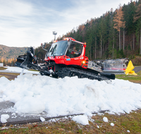 fileadmin/roha/images_galerie/orte_landschaft/Ruhpolding/RUH-BIATH-0025-D-roha-Ruhpolding-Chiemgau-Arena-Biathlon-Schneeband-Loipe-Stadion.png