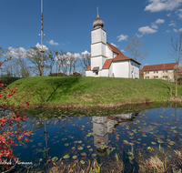 fileadmin/roha/images_galerie/orte_landschaft/Saaldorf/SAAL-STEINBR-0014-D-roha-Saaldorf-Steinbruenning-Kirche-Weiher-Steg.png