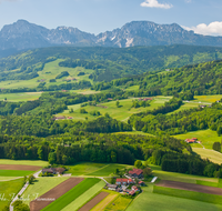 fileadmin/roha/images_galerie/orte_landschaft/Teisendorf/TEI-FLUG-0006-D-roha-Teisendorf-Flugaufnahme-Hoegl-Ramsautal-Hochstaufen-Zwiesel-Autobahn.png