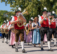 fileadmin/roha/images_galerie/orte_landschaft/Ainring/Trachtenfest/BR-FEST-FELDK-TRACH-2019-08-18-1200-01-D-roha-Brauchtum-Fest-Feldkirchen-Trachtenverein-Ainring-Festzug.png