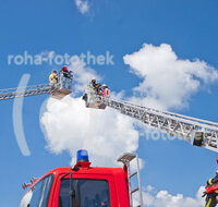 fileadmin/roha/images_galerie/Feuerwehr-Florianijuenger/FFW-TEI-DREHL-0021-D-roha-Feuerwehr-Teisendorf-Drehleiter-blauer-Himmel.jpg