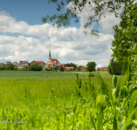 fileadmin/roha/images_galerie/orte_landschaft/Laufen/LAUF-LEOB-0003-D-roha-Laufen-Leobendorf-Kirche-Wolken.png