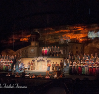 fileadmin/roha/images_galerie/orte_landschaft/Salzburg/Advents-Christkindlm/SA-KU-ADVENTS-2016-2121-02-D-roha-Salzburg-Weihnachten-Adventsingen-Buehne-Festspielhaus.png