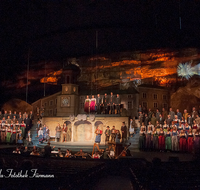 fileadmin/roha/images_galerie/orte_landschaft/Salzburg/Advents-Christkindlm/SA-KU-ADVENTS-2016-2121-02-D-roha-Salzburg-Weihnachten-Adventsingen-Buehne-Festspielhaus.png