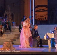 fileadmin/roha/images_galerie/orte_landschaft/Salzburg/Jedermann/2017/SA-KU-JEDERM-2017-2136-05-D-roha-Salzburg-Festspiele-Jedermann-Theater-Moretti-Buhlschaft-Reinsperger.png