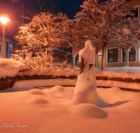 fileadmin/roha/images_galerie/orte_landschaft/Teisendorf/Teisendorf-Markt/TEI-MA-PLA-0001-10-D-roha-Teisendorf-Marktplatz-Weihnachten-Nacht-Schnee.png