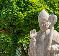 fileadmin/roha/images_galerie/orte_landschaft/Teisendorf/Teisendorf-Markt/TEI-MA-PLA-0010-01-D-roha-Teisendorf-Marktplatz-hl-Rupert-Rupertus-Brunnen.png