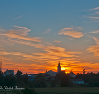 fileadmin/roha/images_galerie/orte_landschaft/Teisendorf/TEI-SU-0018-D-roha-Teisendorf-Sonnenuntergang-Kirche.png