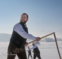 fileadmin/roha/images_galerie/brauchtum/Schnalzen/Schnalzen-Haarmoos/BR-SCHNA-HAARM-EICH-1151-01-D-roha-Brauchtum-Aper-Schnalzen-Haarmoos-Eichet-Schnee-Winter-Pass.png