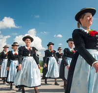 fileadmin/roha/images_galerie/orte_landschaft/Teisendorf/Weildorf/Weildorf-Trachtenfest/BR-TRACHT-FEST-WEIL-18062017-0934-D-roha-Brauchtum-Trachtenfest-Weildorf-Festzug.png