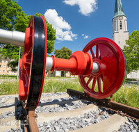 fileadmin/roha/images_galerie/orte_landschaft/Freilassing/FREIL-KREISV-EISB-0007-01-D-roha-Freilassing-Eisenbahn-Lok-Treib-Achse-Rupertuskirche-Muenchener-Strasse.png