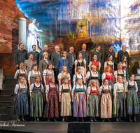 fileadmin/roha/images_galerie/orte_landschaft/Salzburg/Advents-Christkindlm/SA-KU-ADVENTS-2019-1856-D-roha-Salzburg-Weihnachten-Adventsingen-Sterngucker-Festspielhaus.png